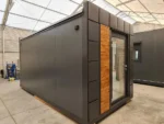 Container Ufficio 5,0 x 2,5 m — Design Premium Antracite con Listoni in Legno e Persiana - immagine 5
