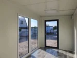 Container Ufficio 5,0 x 2,5 m — Design Premium Antracite con Listoni in Legno e Persiana - immagine 6