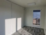 Container Ufficio 5,0 x 2,5 m — Design Premium Antracite con Listoni in Legno e Persiana - immagine 7