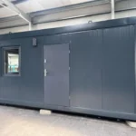 Container Ufficio 6 x 2,5 m Antracite con Bagno WC e Cucina — Modulo Completo - immagine 1