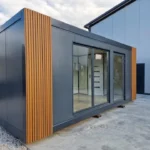 Container Ufficio 6 x 3 m Antracite con Lame in Legno e Vetrate Scorrevoli - immagine 1