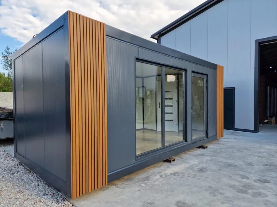 Container Ufficio 6 x 3 m Antracite con Lame in Legno e Vetrate Scorrevoli - immagine 1