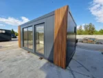 Container Ufficio 6 x 3 m Antracite con Lame in Legno e Vetrate Scorrevoli - immagine 2