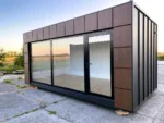 Container Ufficio 6 x 3 m — Casette Imitation Legno Noce Scuro e Vetrate Antracite - immagine 1