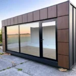 Container Ufficio 6 x 3 m — Casette Imitation Legno Noce Scuro e Vetrate Antracite - immagine 1