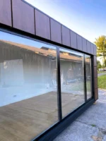 Container Ufficio 6 x 3 m — Casette Imitation Legno Noce Scuro e Vetrate Antracite - immagine 3