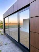 Container Ufficio 6 x 3 m — Casette Imitation Legno Noce Scuro e Vetrate Antracite - immagine 4