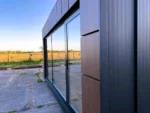 Container Ufficio 6 x 3 m — Casette Imitation Legno Noce Scuro e Vetrate Antracite - immagine 6