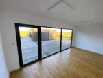 Container Ufficio 6 x 3 m — Casette Imitation Legno Noce Scuro e Vetrate Antracite - immagine 7
