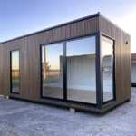 Container Ufficio 6 x 3 m — Rivestimento Noce Scuro e Vetrate Nere a Tutta Altezza - immagine 1