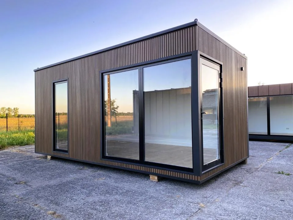 Container Ufficio 6 x 3 m — Rivestimento Noce Scuro e Vetrate Nere a Tutta Altezza - immagine 1