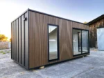 Container Ufficio 6 x 3 m — Rivestimento Noce Scuro e Vetrate Nere a Tutta Altezza - immagine 2