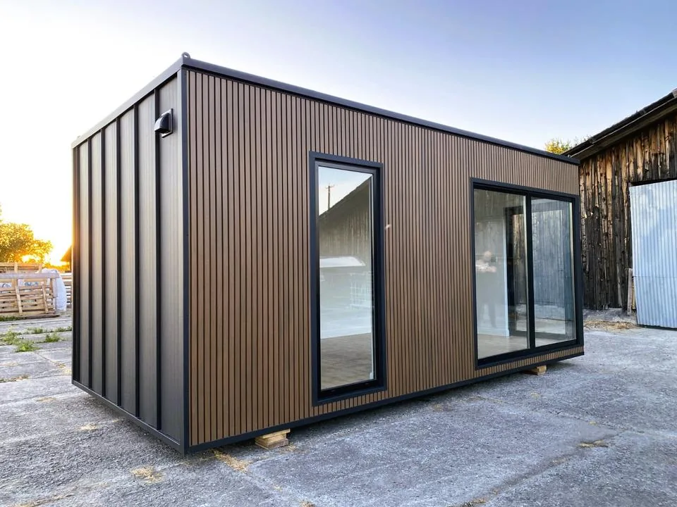 Container Ufficio 6 x 3 m — Rivestimento Noce Scuro e Vetrate Nere a Tutta Altezza - immagine 2