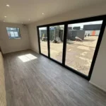 Container Ufficio 6,4 x 2,4 m Nero con Porta Pieghevole in Alluminio Antracite - immagine 12