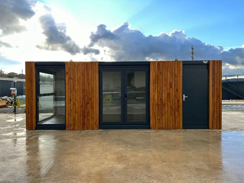 Container Ufficio 7 x 3 m — Listoni in Legno Naturale Verticali e Vetrate Panoramiche Antracite - immagine 1