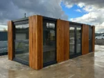 Container Ufficio 7 x 3 m — Listoni in Legno Naturale Verticali e Vetrate Panoramiche Antracite - immagine 2