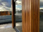 Container Ufficio 7 x 3 m — Listoni in Legno Naturale Verticali e Vetrate Panoramiche Antracite - immagine 3