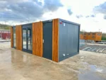 Container Ufficio 7 x 3 m — Listoni in Legno Naturale Verticali e Vetrate Panoramiche Antracite - immagine 5