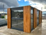 Container Ufficio 7 x 3 m — Listoni in Legno Naturale Verticali e Vetrate Panoramiche Antracite - immagine 6