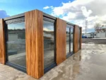 Container Ufficio 7 x 3 m — Listoni in Legno Naturale Verticali e Vetrate Panoramiche Antracite - immagine 8