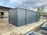 Container Ufficio 7 x 3 m — Listoni in Legno Naturale Verticali e Vetrate Panoramiche Antracite - immagine 10