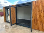 Container Ufficio 7 x 3 m — Listoni in Legno Naturale Verticali e Vetrate Panoramiche Antracite - immagine 11