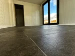 Container Ufficio 7 x 3 m — Listoni in Legno Naturale Verticali e Vetrate Panoramiche Antracite - immagine 12