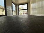 Container Ufficio 7 x 3 m — Listoni in Legno Naturale Verticali e Vetrate Panoramiche Antracite - immagine 13