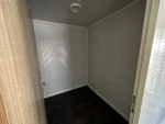 Container Ufficio 7 x 3 m — Listoni in Legno Naturale Verticali e Vetrate Panoramiche Antracite - immagine 14
