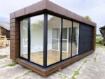Container Ufficio 7 x 3 m — Pannelli Noce Scuro e Grigio con Vetrate a Tutta Altezza - immagine 1