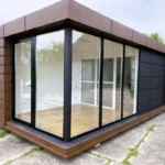 Container Ufficio 7 x 3 m — Pannelli Noce Scuro e Grigio con Vetrate a Tutta Altezza - immagine 1