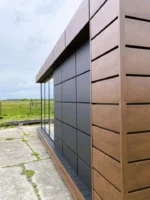 Container Ufficio 7 x 3 m — Pannelli Noce Scuro e Grigio con Vetrate a Tutta Altezza - immagine 4
