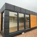 Container Ufficio 7,0 x 3,0 m — Pannelli Antracite e Rivestimento in Legno Naturale - immagine 1