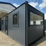 Container Ufficio 7,3 x 2,7 m — Modulo Antracite con Due Finestre e Porta ad Anta sul Lato Lungo - immagine 1