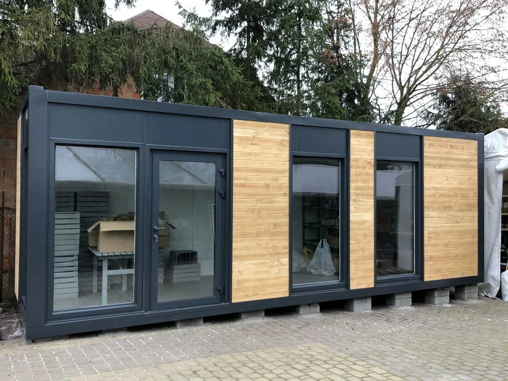 Container Ufficio 8 x 3 m — Facciata Grigia con Tre Fasce di Legno Orizzontale e Vetrate - immagine 1
