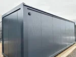 Container Ufficio 8 x 3 m — Facciata Grigia con Tre Fasce di Legno Orizzontale e Vetrate - immagine 4