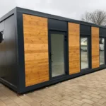 Container Ufficio 8 x 3 m — Legno Orizzontale e Profilatura Antracite con Vetrate e Porta Vetrata - immagine 1