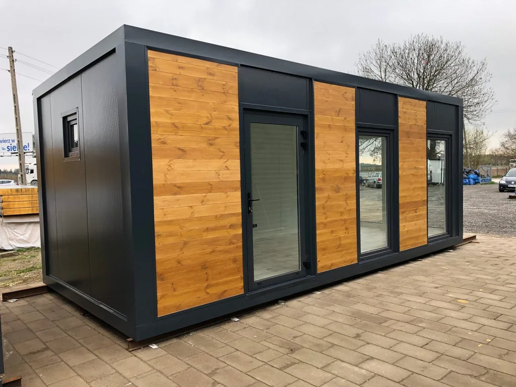 Container Ufficio 8 x 3 m — Legno Orizzontale e Profilatura Antracite con Vetrate e Porta Vetrata - immagine 1