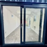 Container Ufficio 9,7 x 3 m Nero con Porta Scorrevole e Finestre con Scuri - immagine 3