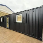 Container Ufficio 9,7 x 3 m Nero con Porta Scorrevole e Finestre con Scuri - immagine 4