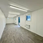 Container Ufficio 9,7 x 3 m Nero con Porta Scorrevole e Finestre con Scuri - immagine 5