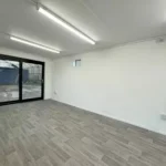Container Ufficio 9,7 x 3 m Nero con Porta Scorrevole e Finestre con Scuri - immagine 6