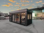 Container Ufficio Modello Black Panther 2,4 x 6,0 m — Pannelli Antracite con Vetrate a Tutta Altezza e Tetto Grigio - immagine 1