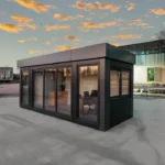 Container Ufficio Modello Black Panther 2,4 x 6,0 m — Pannelli Antracite con Vetrate a Tutta Altezza e Tetto Grigio - immagine 1