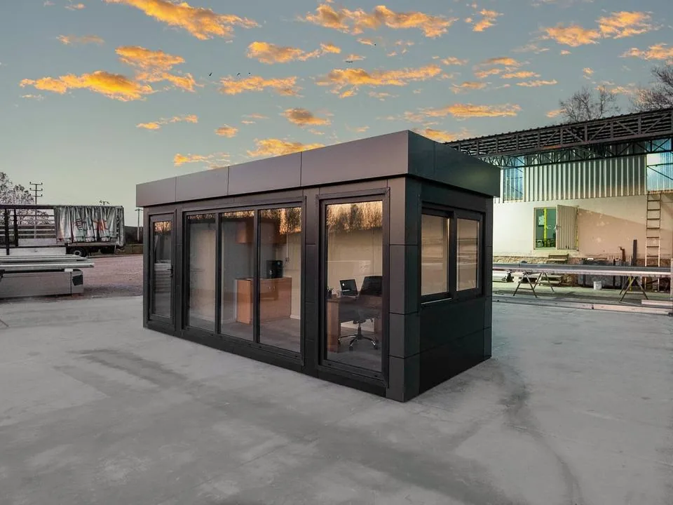 Container Ufficio Modello Black Panther 2,4 x 6,0 m — Pannelli Antracite con Vetrate a Tutta Altezza e Tetto Grigio - immagine 1