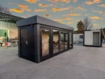 Container Ufficio Modello Black Panther 2,4 x 6,0 m — Pannelli Antracite con Vetrate a Tutta Altezza e Tetto Grigio - immagine 2