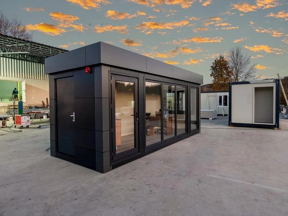 Container Ufficio Modello Black Panther 2,4 x 6,0 m — Pannelli Antracite con Vetrate a Tutta Altezza e Tetto Grigio - immagine 2