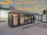 Container Ufficio Modello Black Panther 2,4 x 6,0 m — Pannelli Antracite con Vetrate a Tutta Altezza e Tetto Grigio - immagine 3