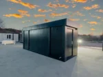 Container Ufficio Modello Black Panther 2,4 x 6,0 m — Pannelli Antracite con Vetrate a Tutta Altezza e Tetto Grigio - immagine 4