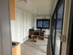 Container Ufficio Modello Black Panther 2,4 x 6,0 m — Pannelli Antracite con Vetrate a Tutta Altezza e Tetto Grigio - immagine 5